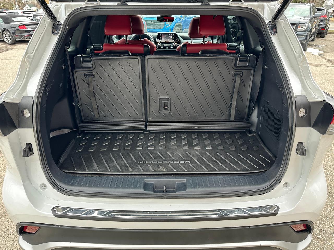 2022 Toyota Highlander XSE V6 AWD Heated Leather Sunroof BackupCam 3-Row Photo