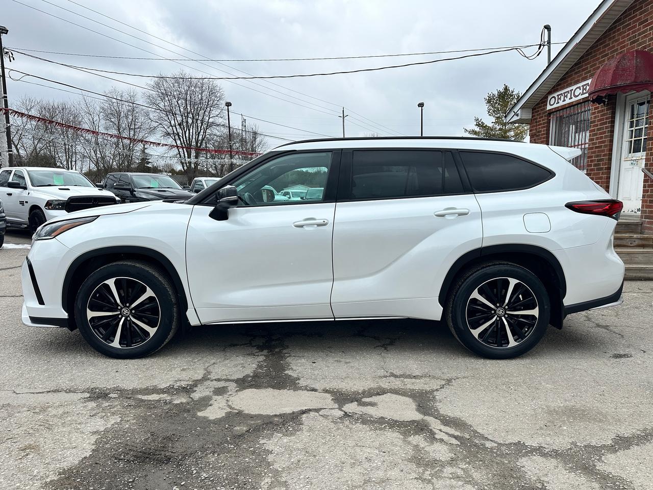 2022 Toyota Highlander XSE V6 AWD Heated Leather Sunroof BackupCam 3-Row Photo2