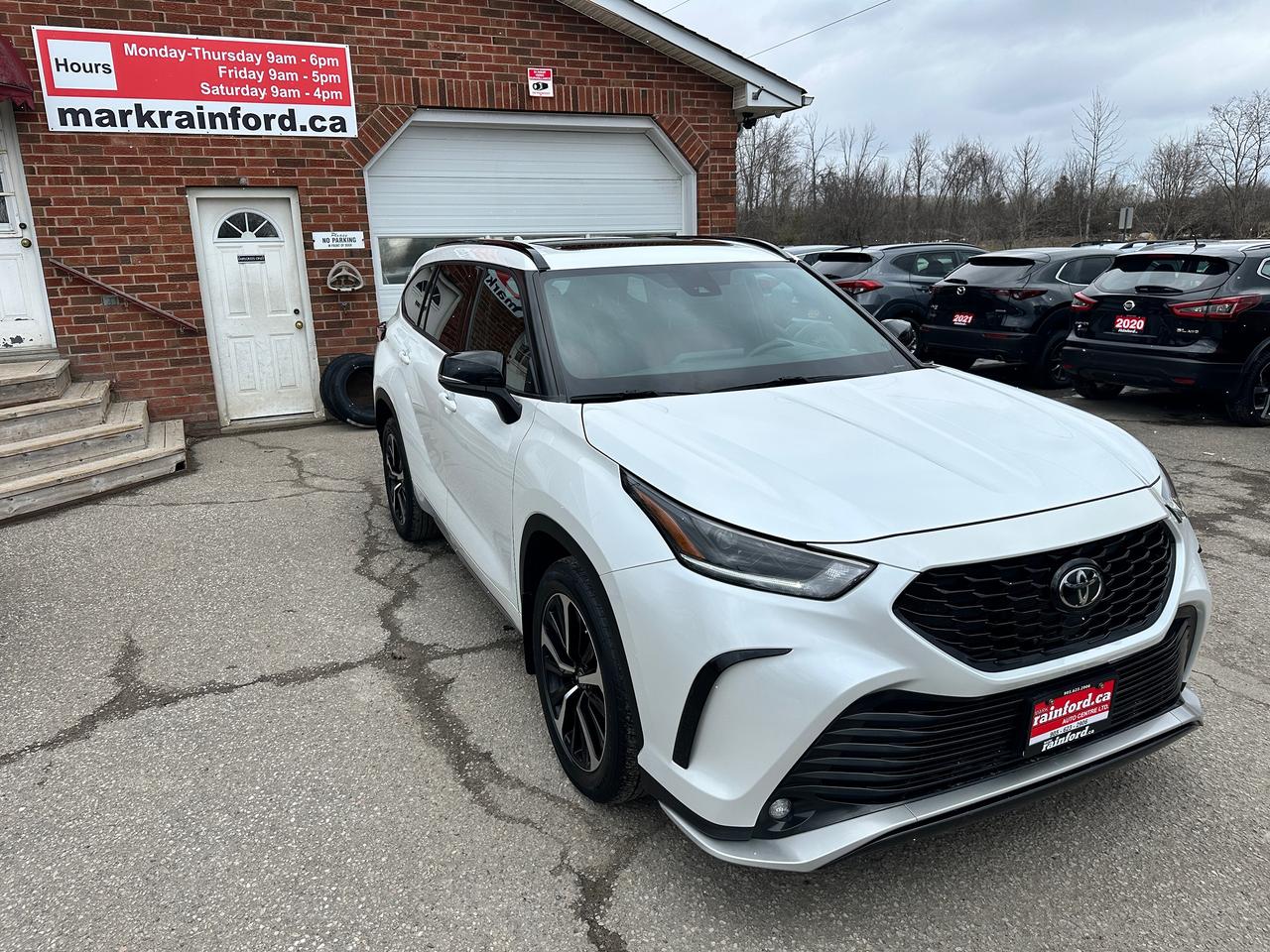 2022 Toyota Highlander XSE V6 AWD Heated Leather Sunroof BackupCam 3-Row Photo