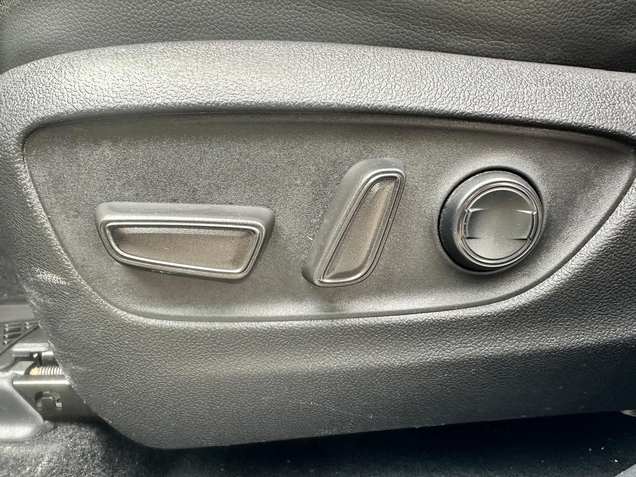 2022 Toyota Highlander XSE V6 AWD Heated Leather Sunroof BackupCam 3-Row Photo