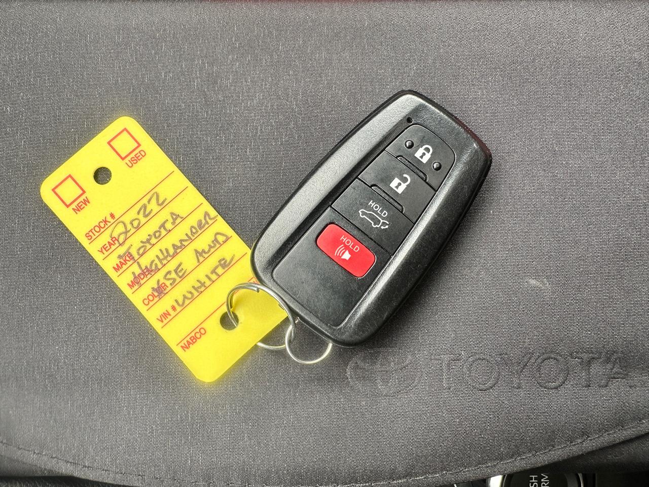 2022 Toyota Highlander XSE V6 AWD Heated Leather Sunroof BackupCam 3-Row Photo