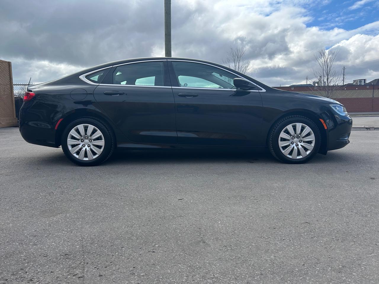 2015 Chrysler 200 LX Photo