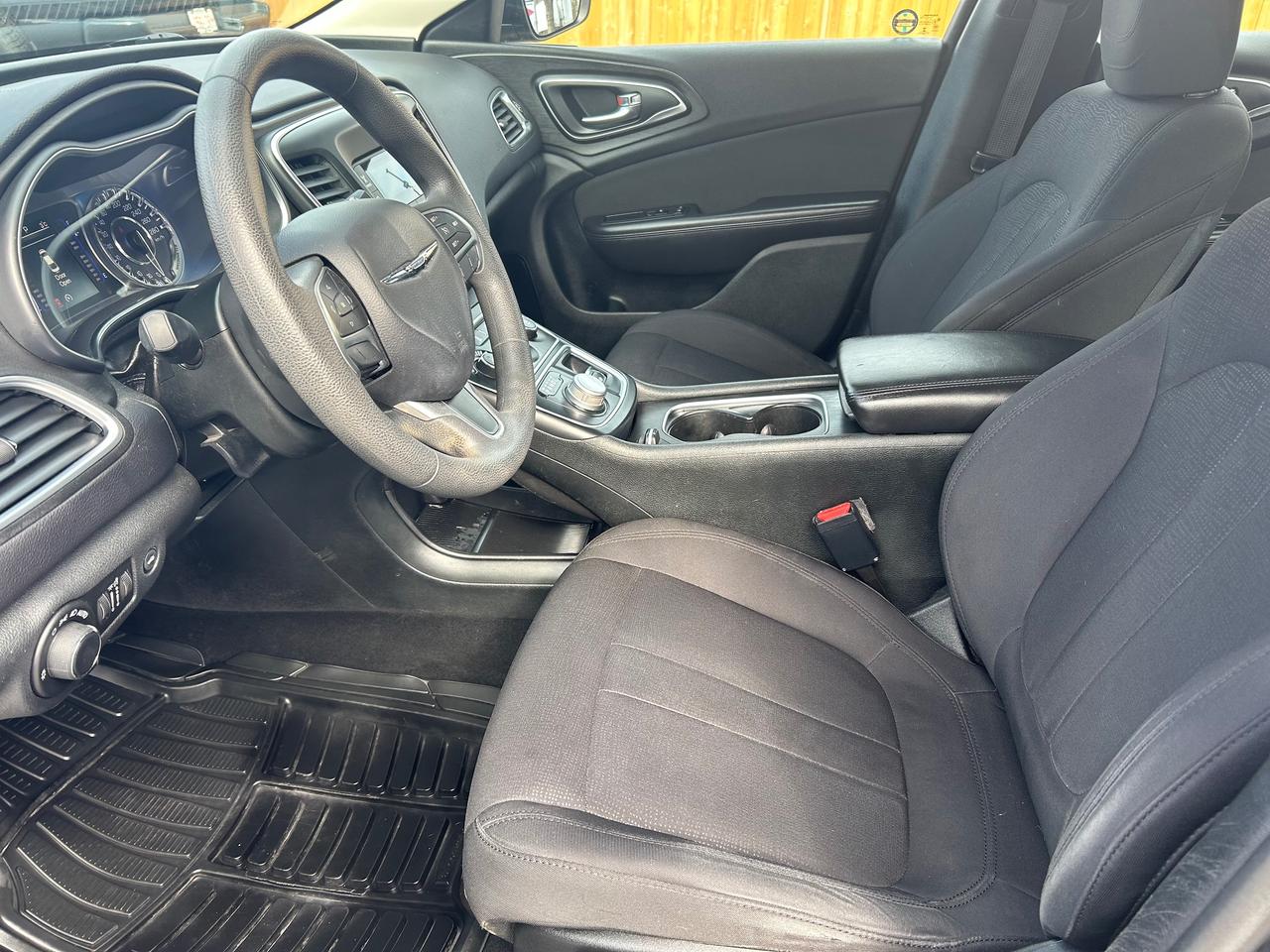 2015 Chrysler 200 LX Photo