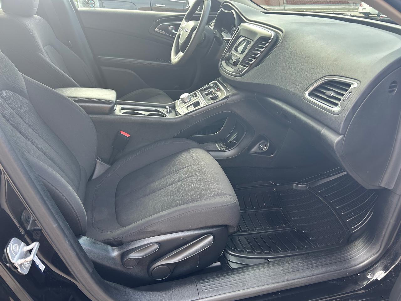 2015 Chrysler 200 LX Photo