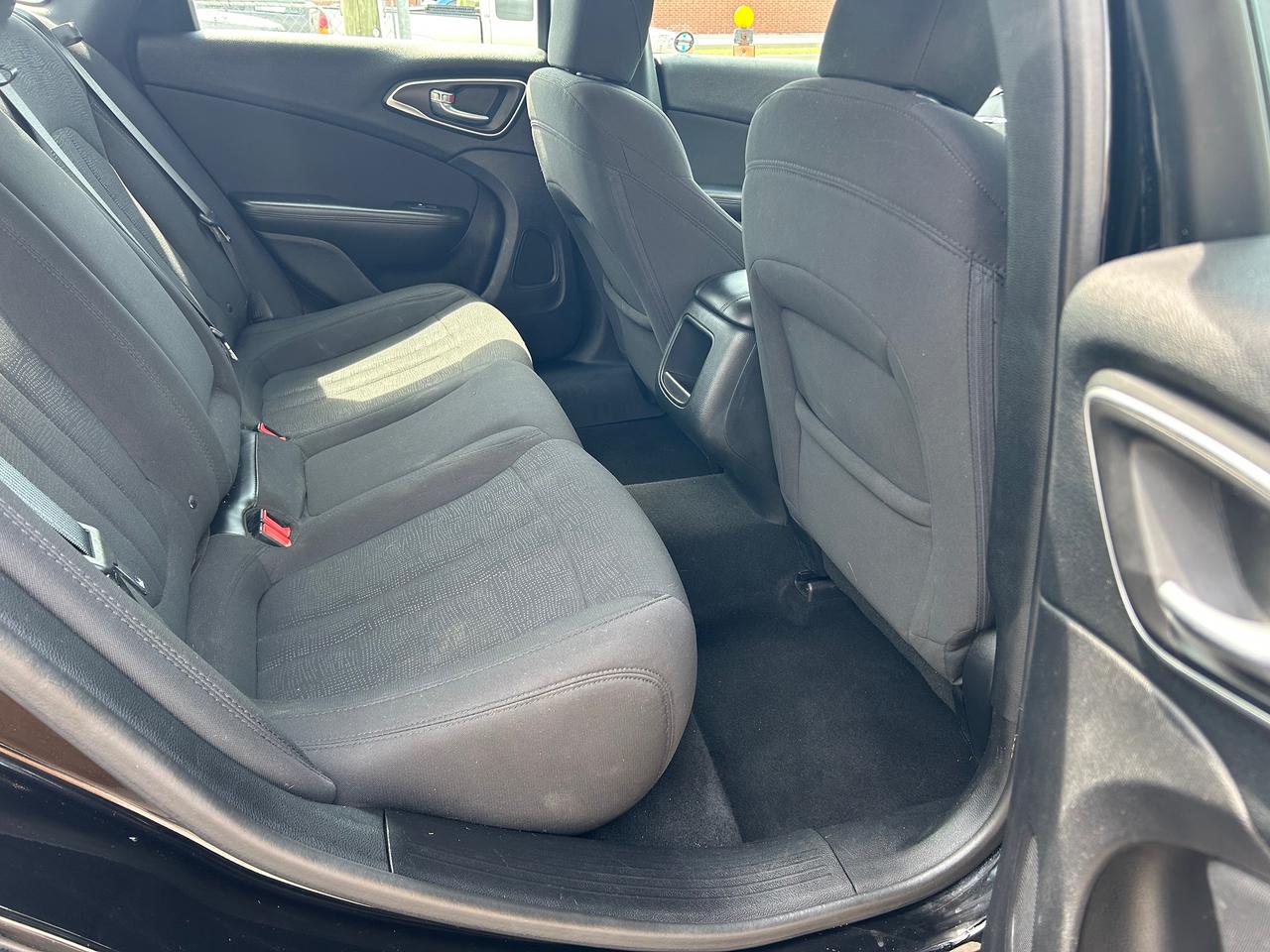 2015 Chrysler 200 LX Photo