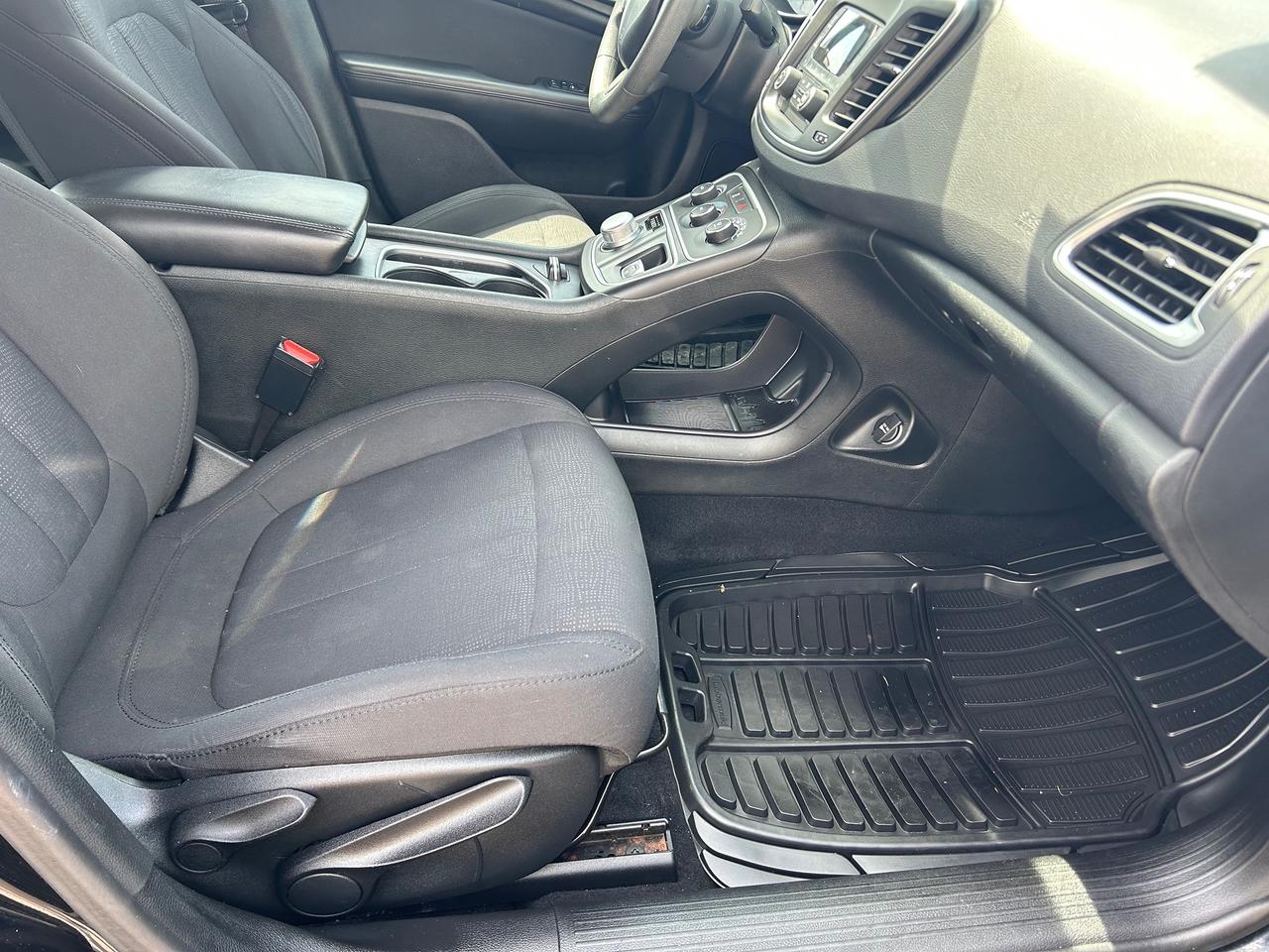 2015 Chrysler 200 LX Photo