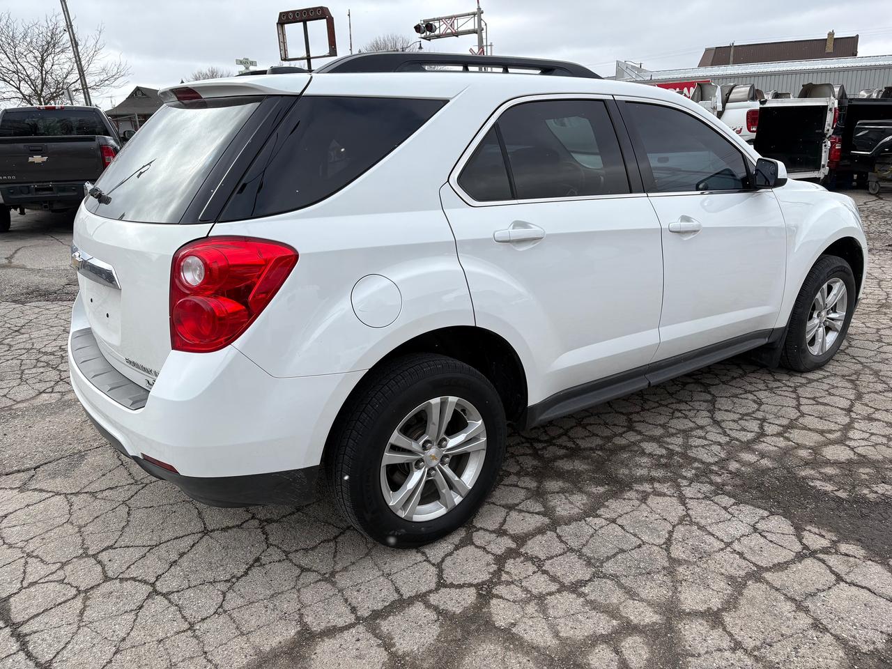 2015 Chevrolet Equinox LT Photo2