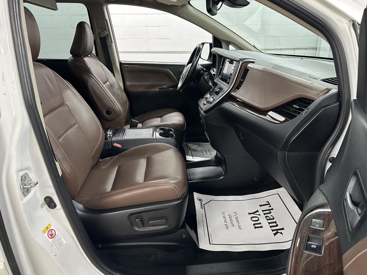 2018 Toyota Sienna Limited 7-Passenger FWD Photo12