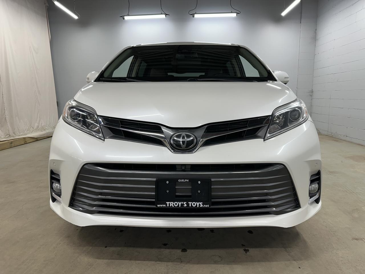 2018 Toyota Sienna Limited 7-Passenger FWD Photo24