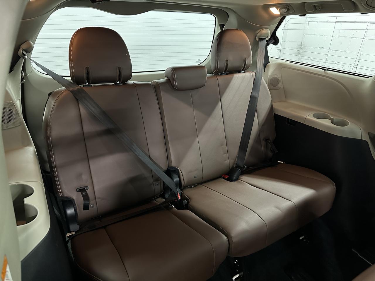 2018 Toyota Sienna Limited 7-Passenger FWD Photo10