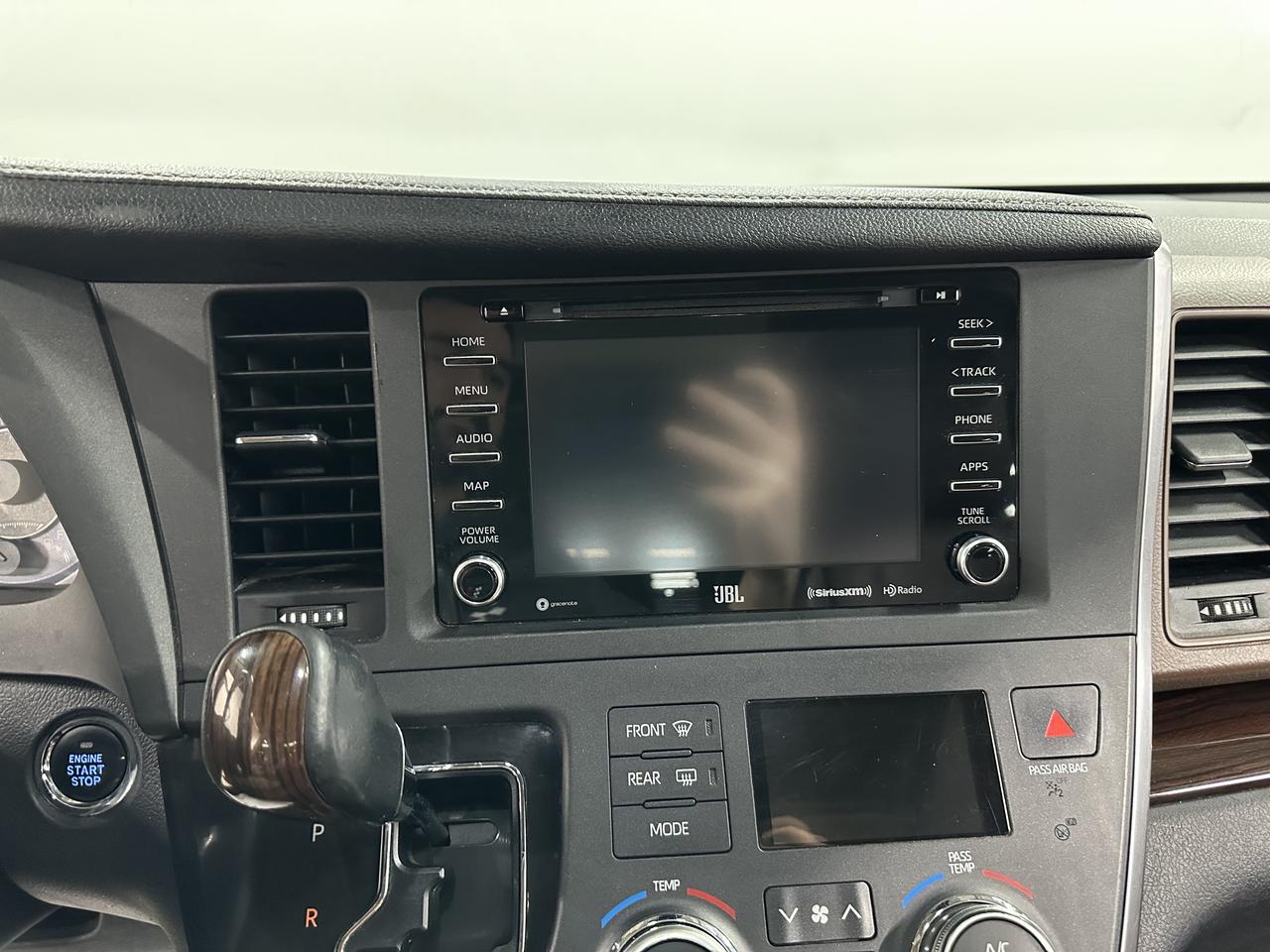 2018 Toyota Sienna Limited 7-Passenger FWD Photo18