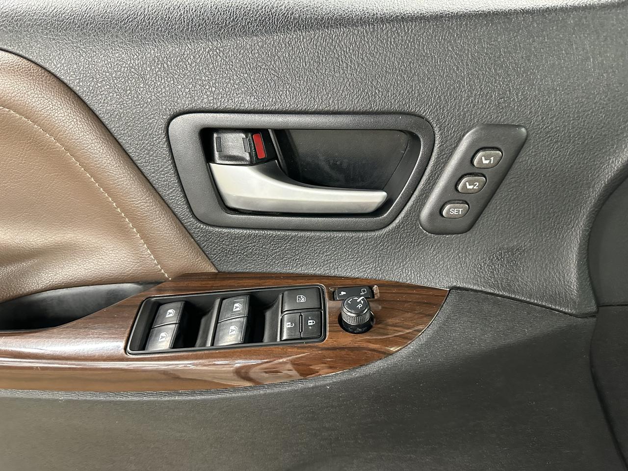 2018 Toyota Sienna Limited 7-Passenger FWD Photo35