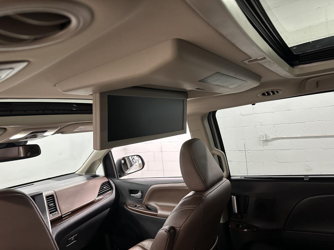 2018 Toyota Sienna Limited 7-Passenger FWD Photo43