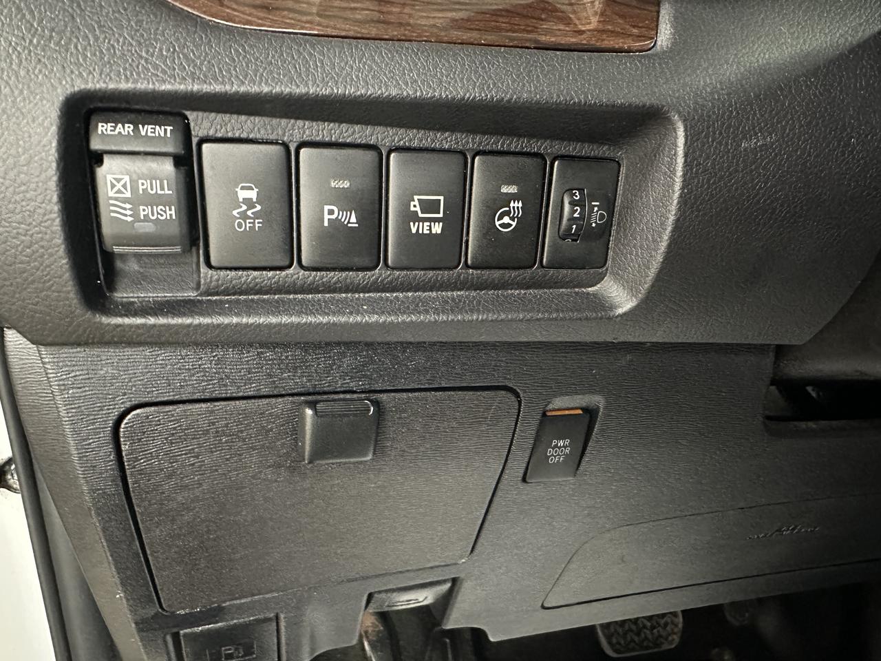 2018 Toyota Sienna Limited 7-Passenger FWD Photo14