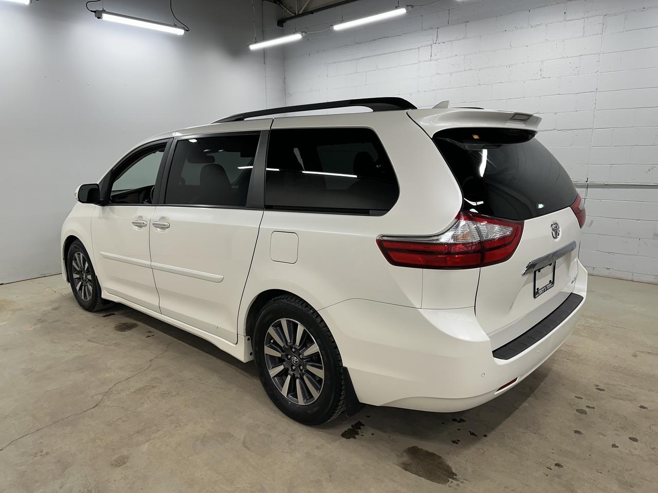 2018 Toyota Sienna Limited 7-Passenger FWD Photo26