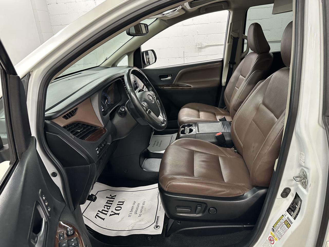 2018 Toyota Sienna Limited 7-Passenger FWD Photo30