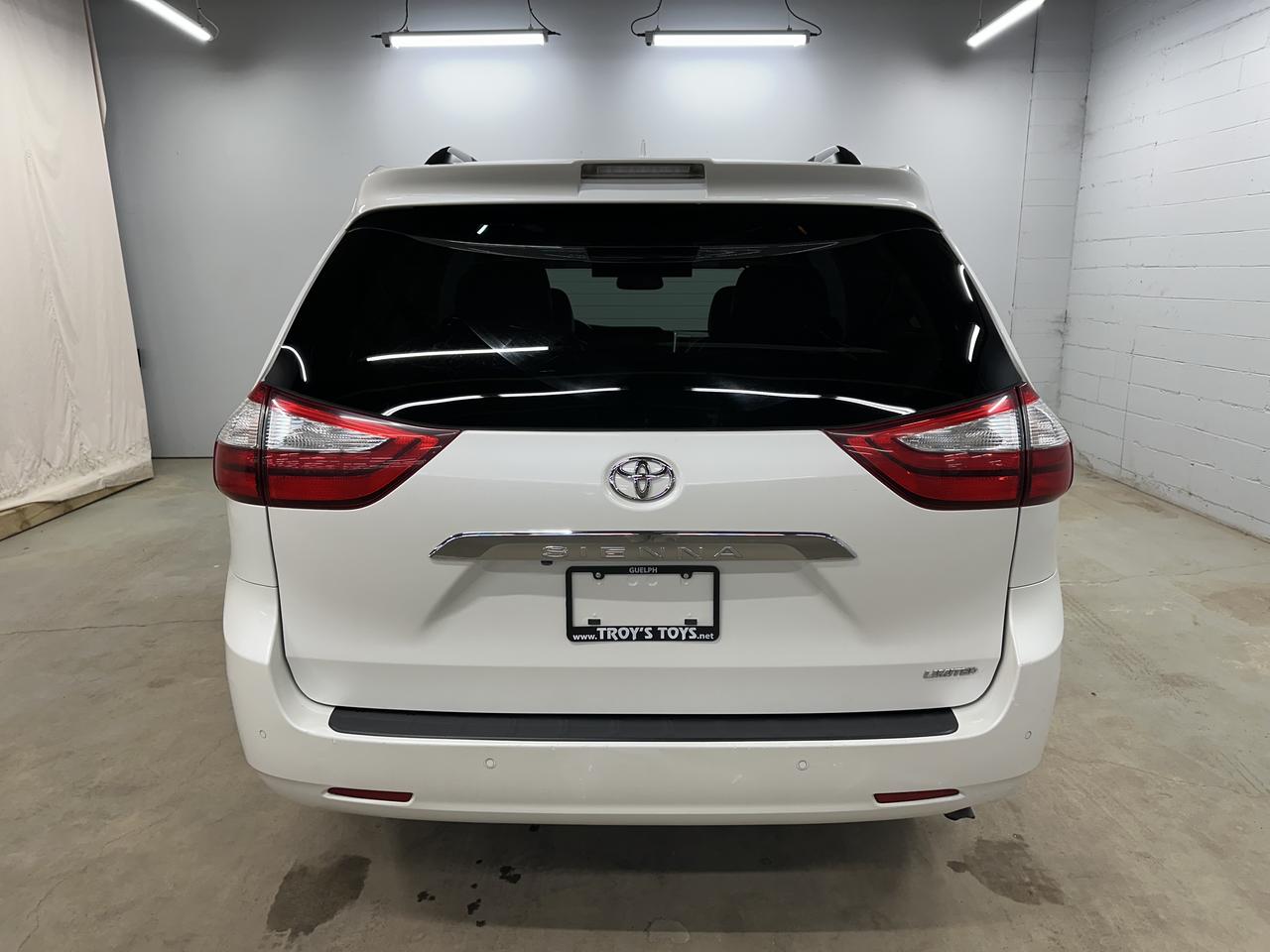 2018 Toyota Sienna Limited 7-Passenger FWD Photo27