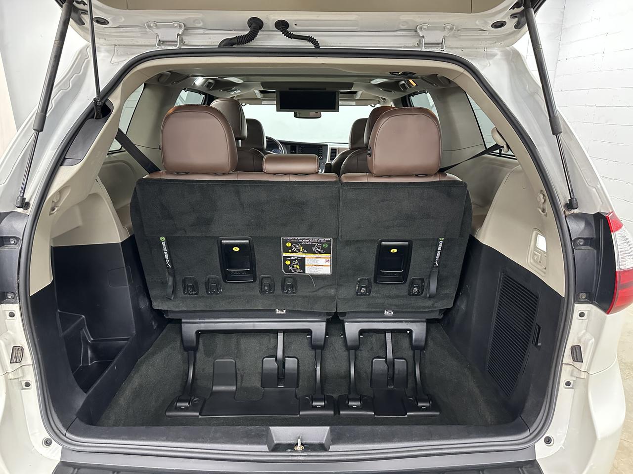 2018 Toyota Sienna Limited 7-Passenger FWD Photo6