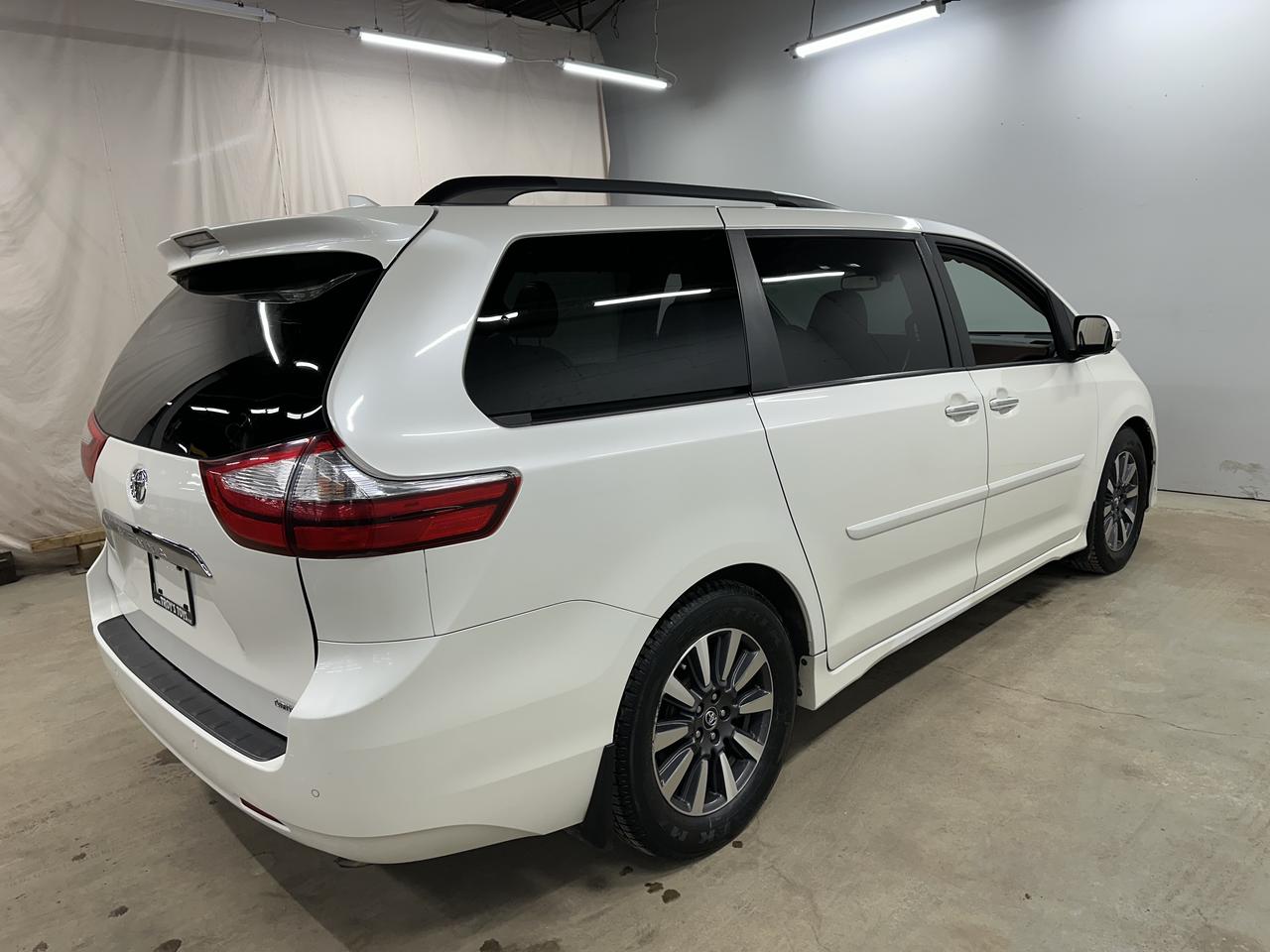 2018 Toyota Sienna Limited 7-Passenger FWD Photo7