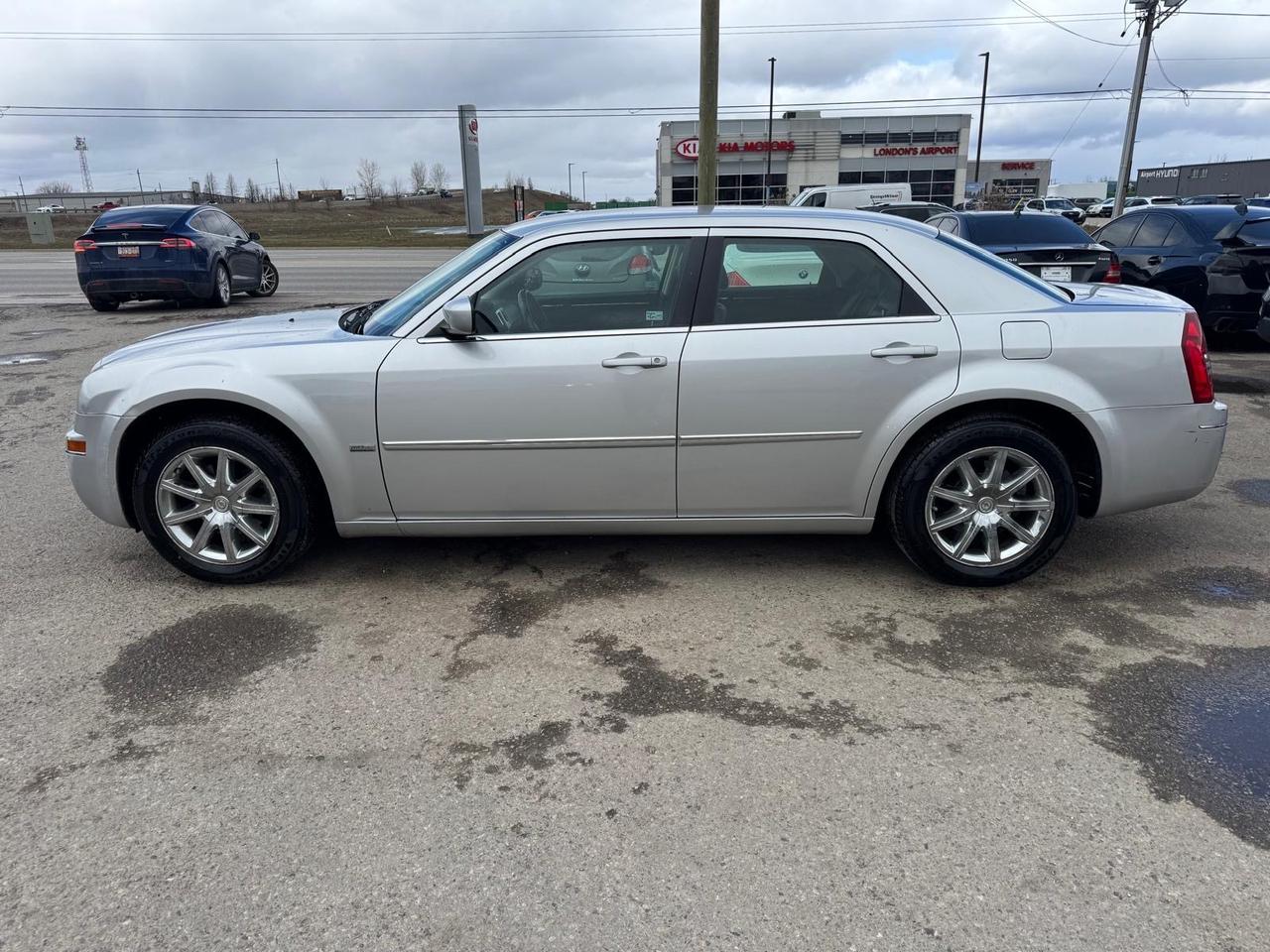 2009 Chrysler 300 Touring, NO ACCIDENTS, ONLY 101KMS, CERTIFIED Photo