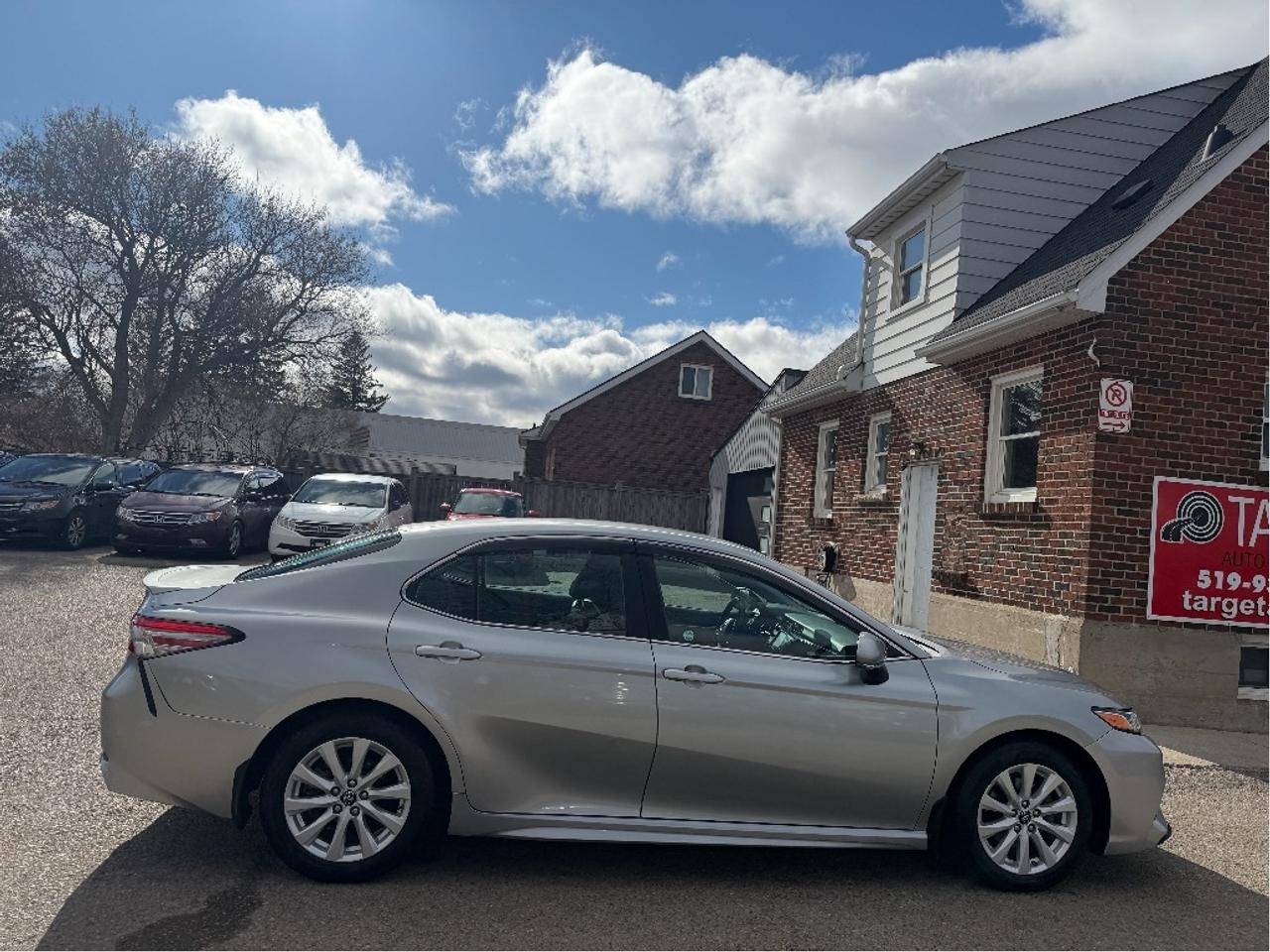 2019 Toyota Camry SE Photo