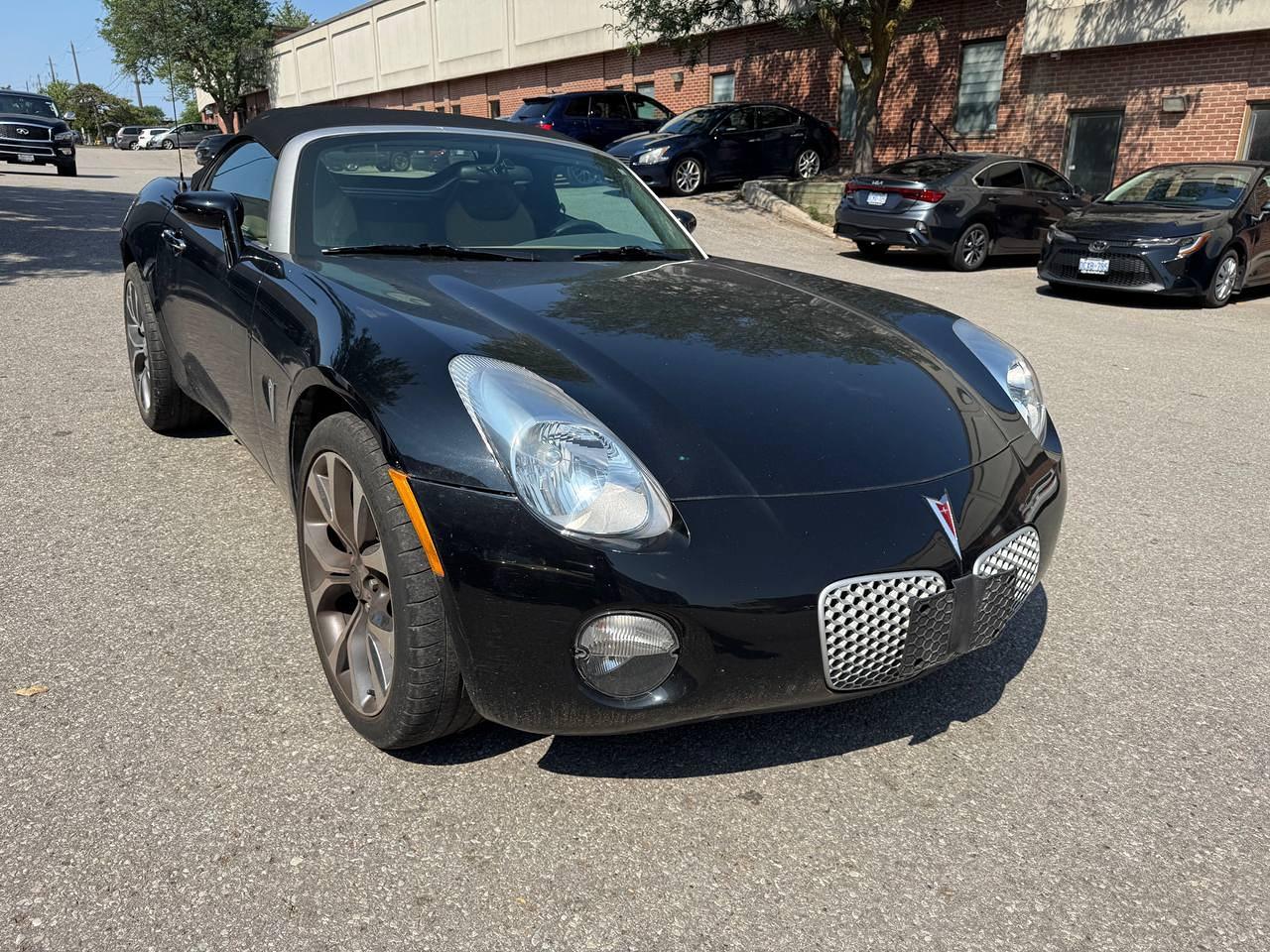 2006 Pontiac Solstice LOW KM, 5SPD, LEATHER, FULLY SERVICED & TUNED UP! Photo
