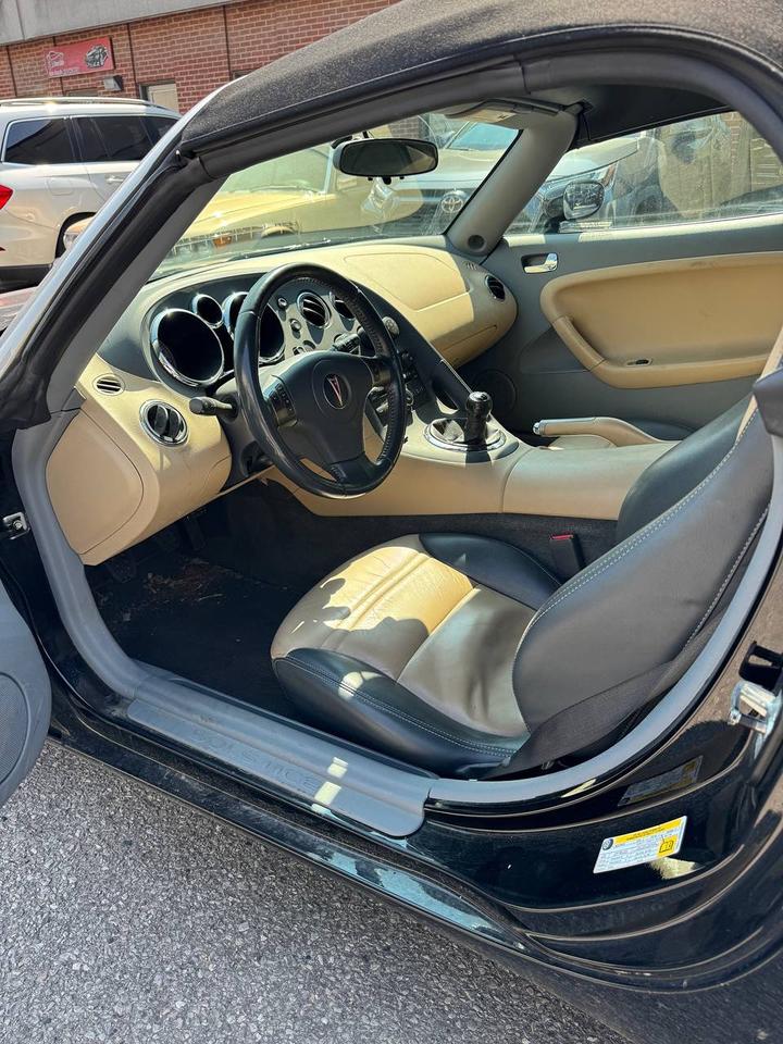 2006 Pontiac Solstice LOW KM, 5SPD, LEATHER, FULLY SERVICED & TUNED UP! Photo