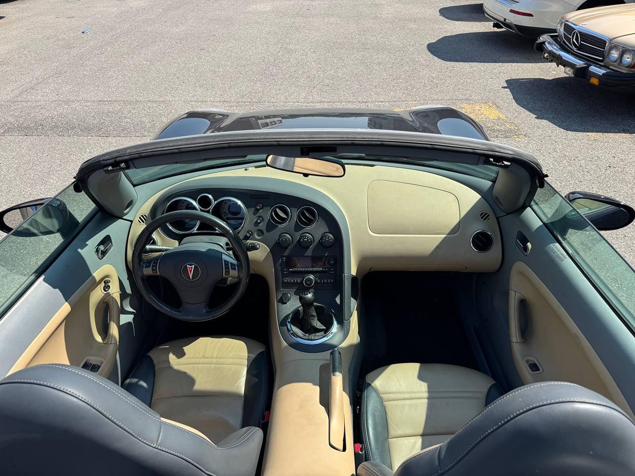 2006 Pontiac Solstice LOW KM, 5SPD, LEATHER, FULLY SERVICED & TUNED UP! Photo