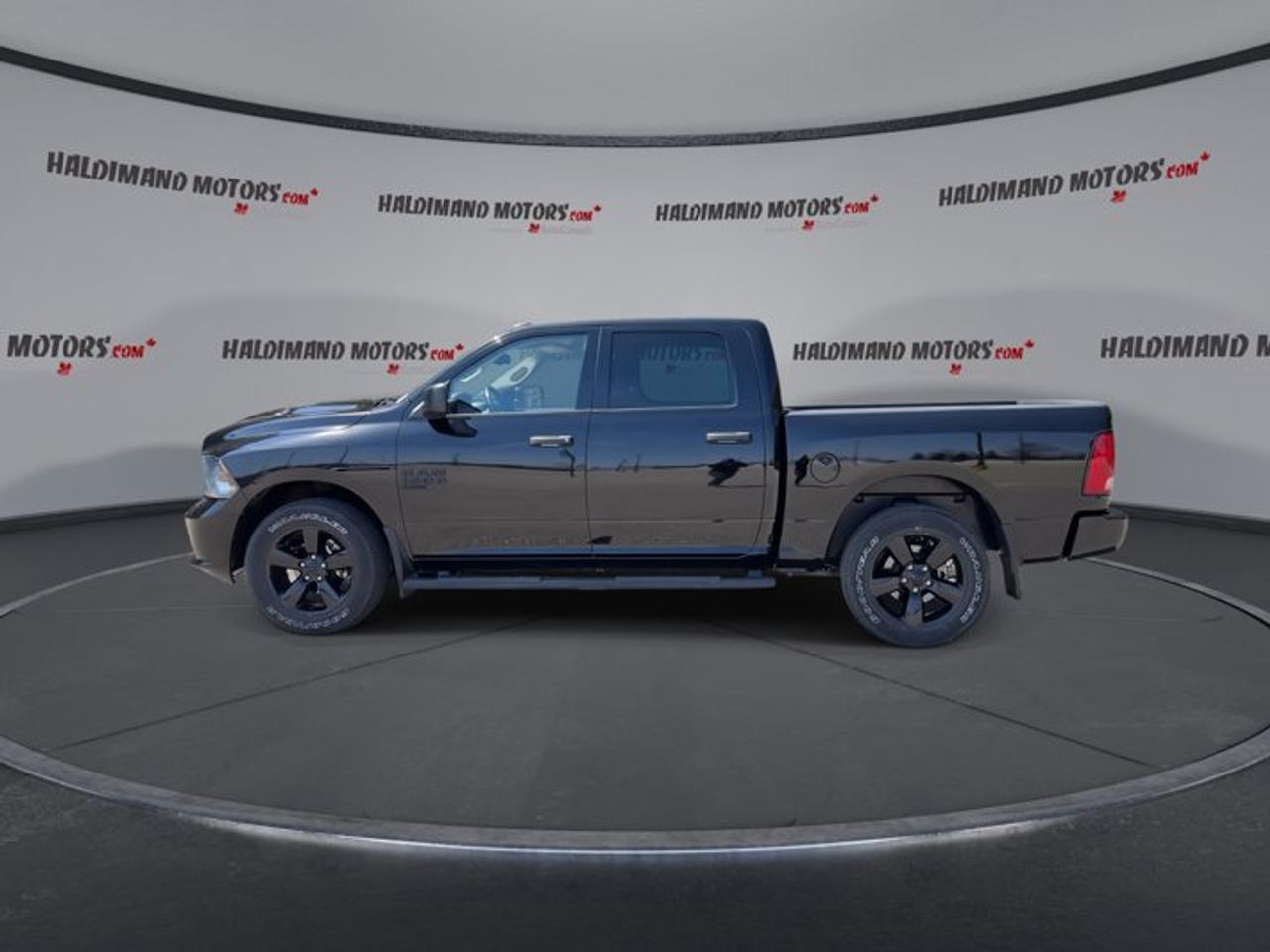 2023 RAM 1500 Classic Express Crew Cab 5'7 Box 4x4 | No accidents | Heated Steering Photo4