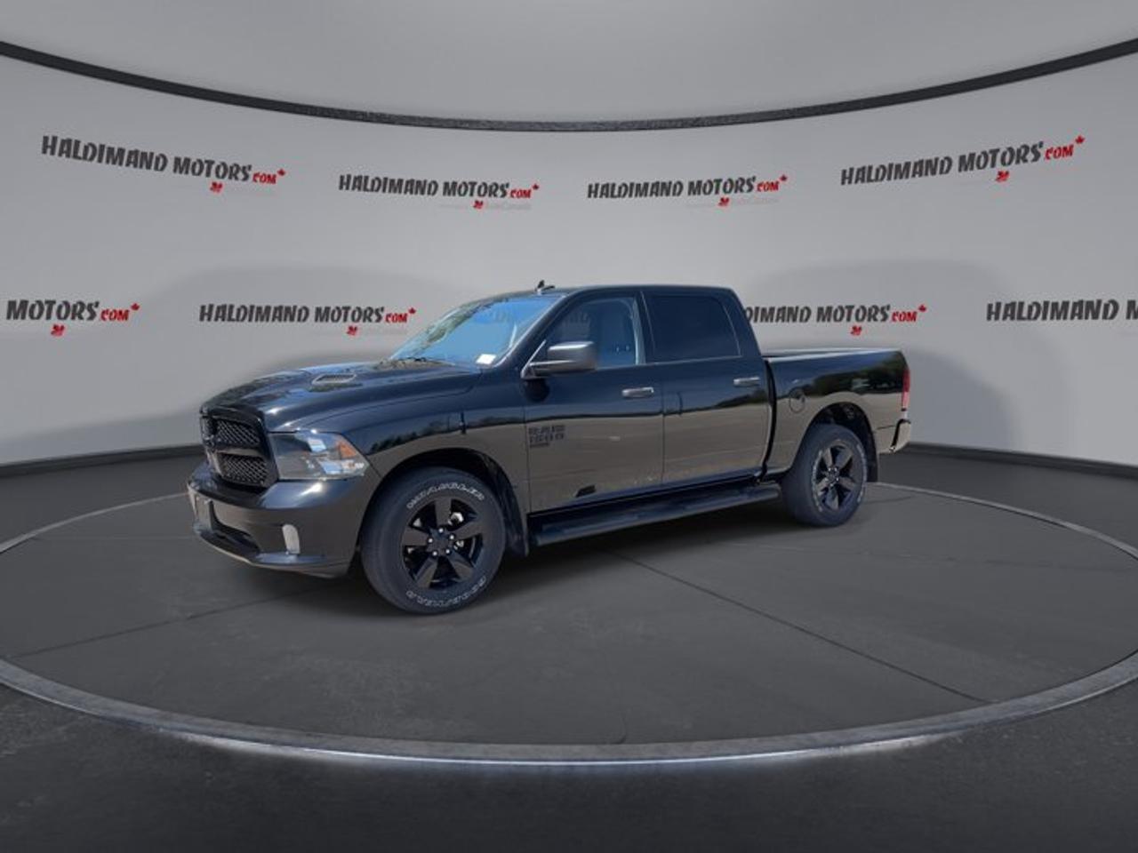 2023 RAM 1500 Classic Express Crew Cab 5'7 Box 4x4 | No accidents | Heated Steering Photo