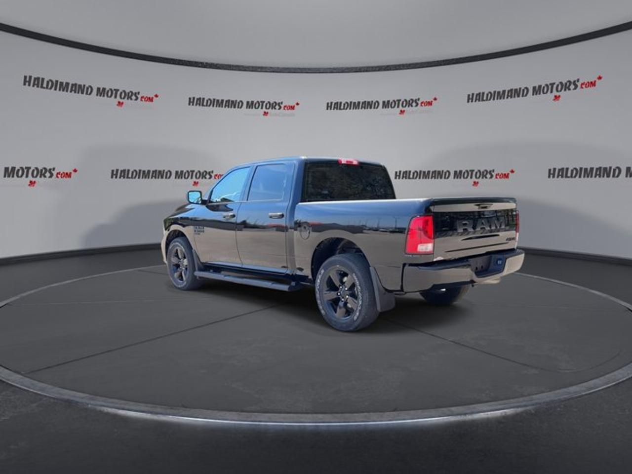 2023 RAM 1500 Classic Express Crew Cab 5'7 Box 4x4 | No accidents | Heated Steering Photo