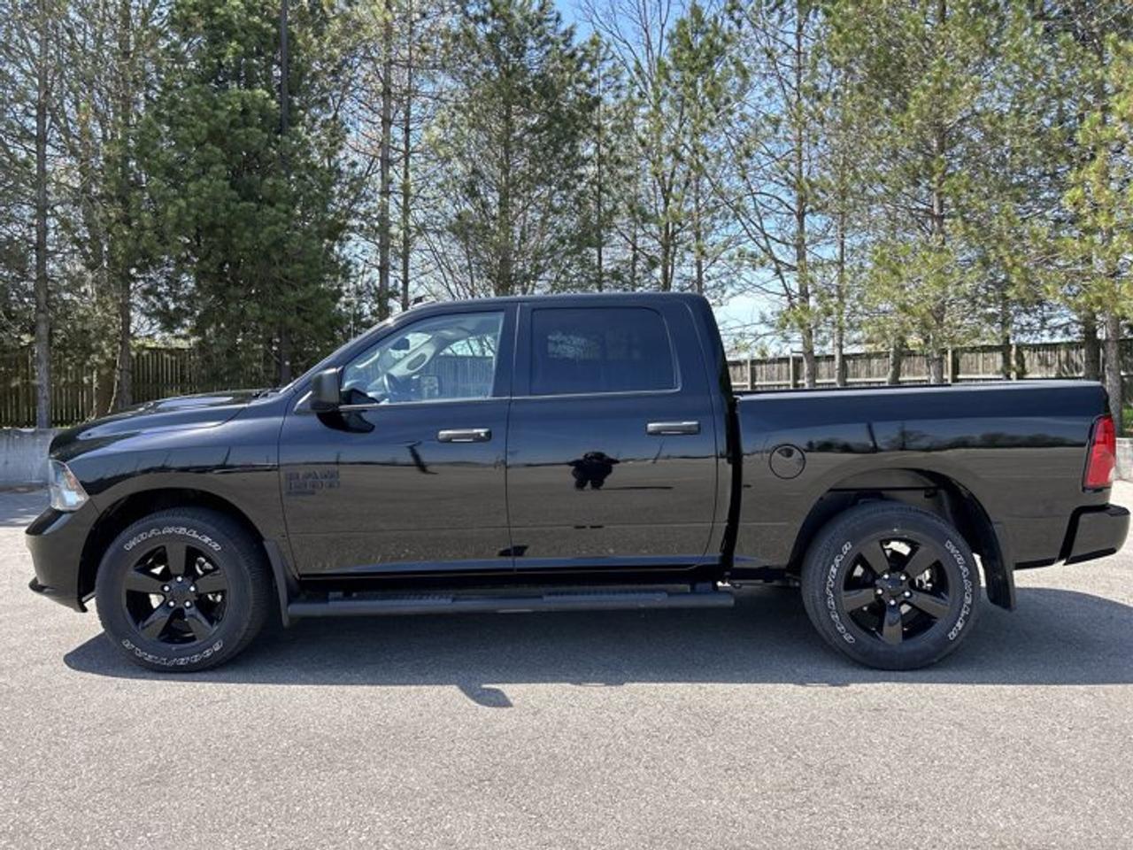 2023 RAM 1500 Classic Express Crew Cab 5'7 Box 4x4 | No accidents | Heated Steering Photo