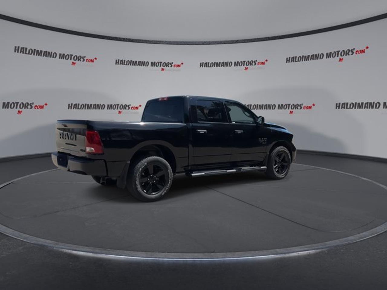 2023 RAM 1500 Classic Express Crew Cab 5'7 Box 4x4 | No accidents | Heated Steering Photo