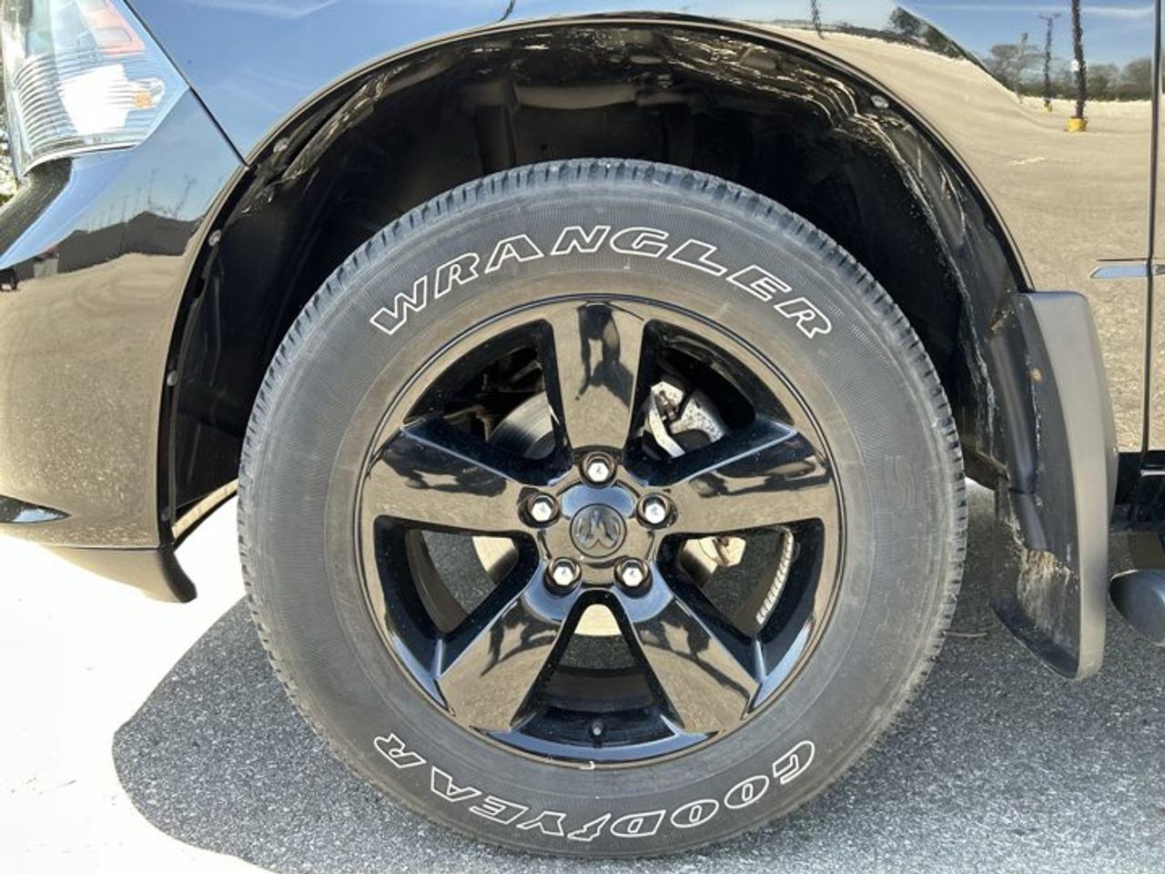 2023 RAM 1500 Classic Express Crew Cab 5'7 Box 4x4 | No accidents | Heated Steering Photo