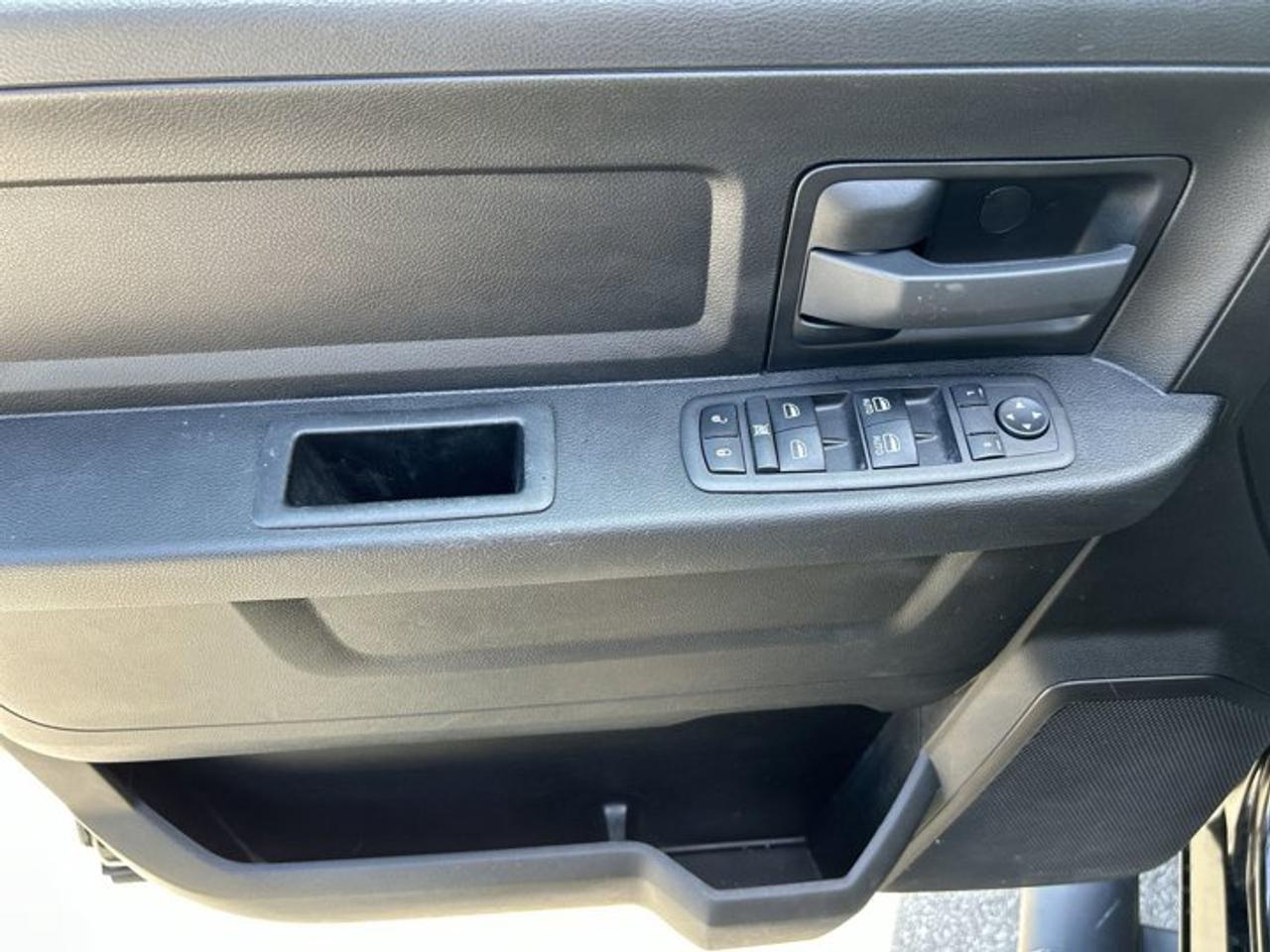 2023 RAM 1500 Classic Express Crew Cab 5'7 Box 4x4 | No accidents | Heated Steering Photo
