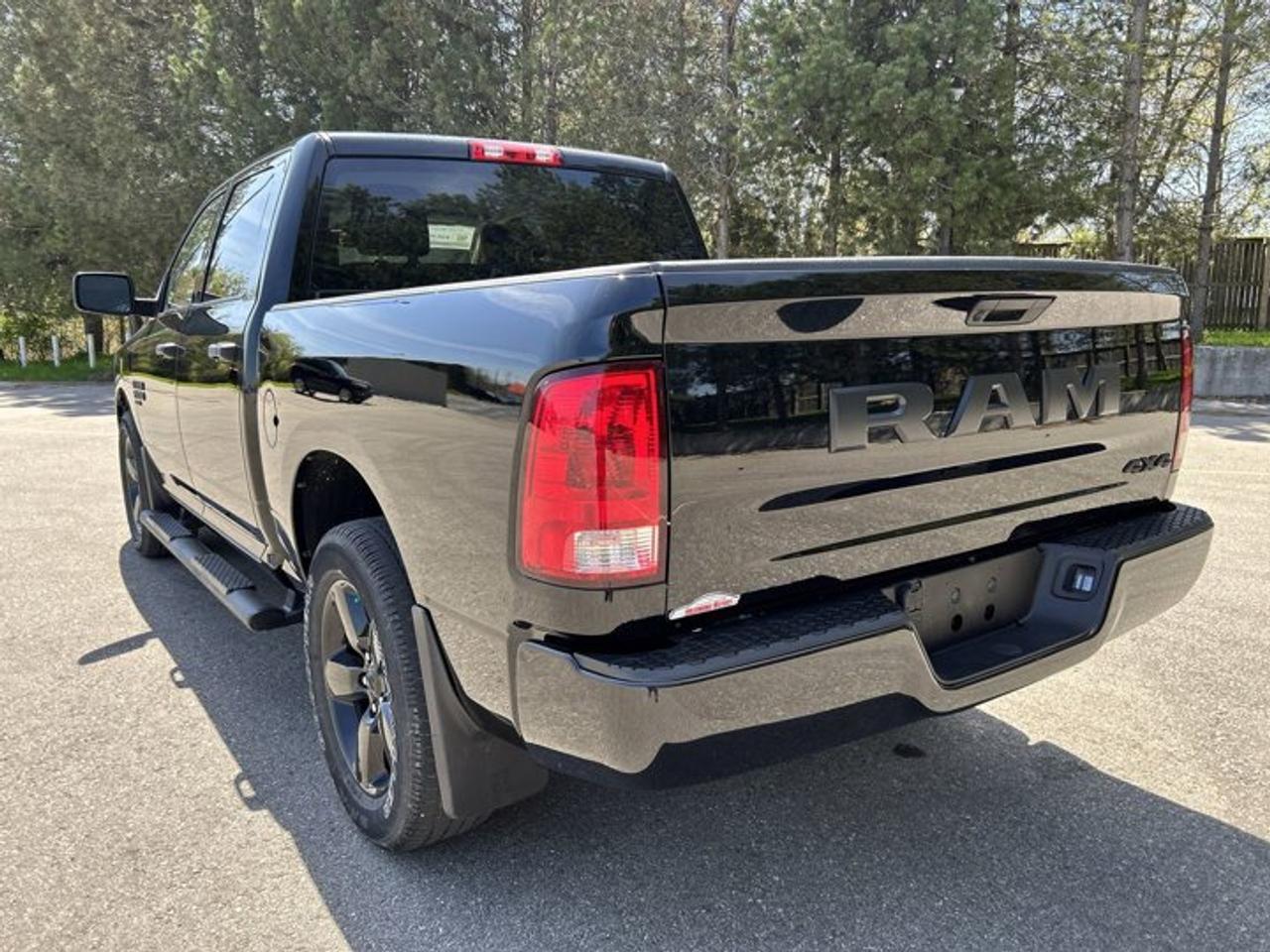 2023 RAM 1500 Classic Express Crew Cab 5'7 Box 4x4 | No accidents | Heated Steering Photo