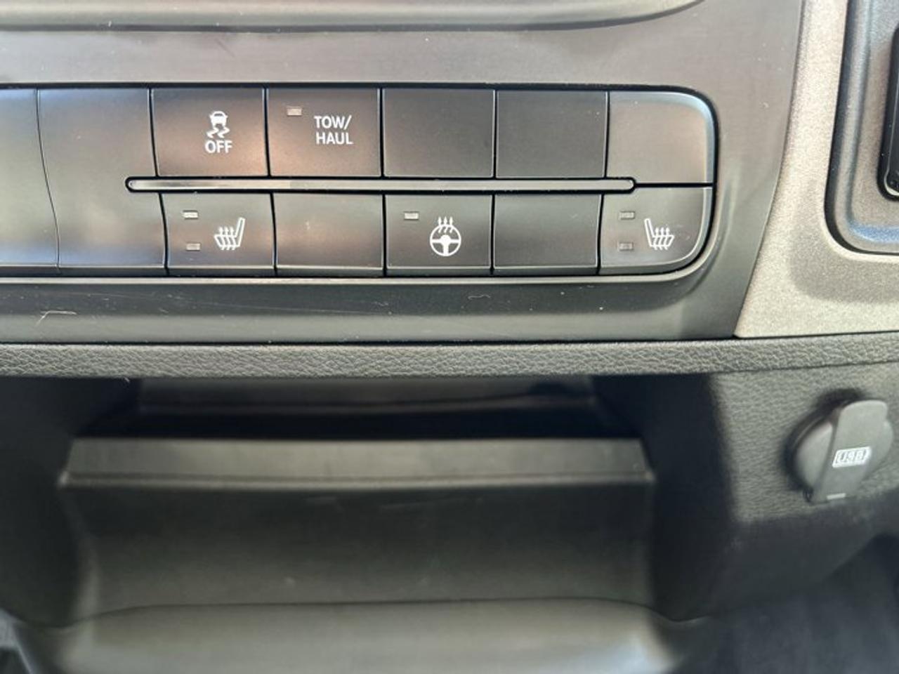 2023 RAM 1500 Classic Express Crew Cab 5'7 Box 4x4 | No accidents | Heated Steering Photo