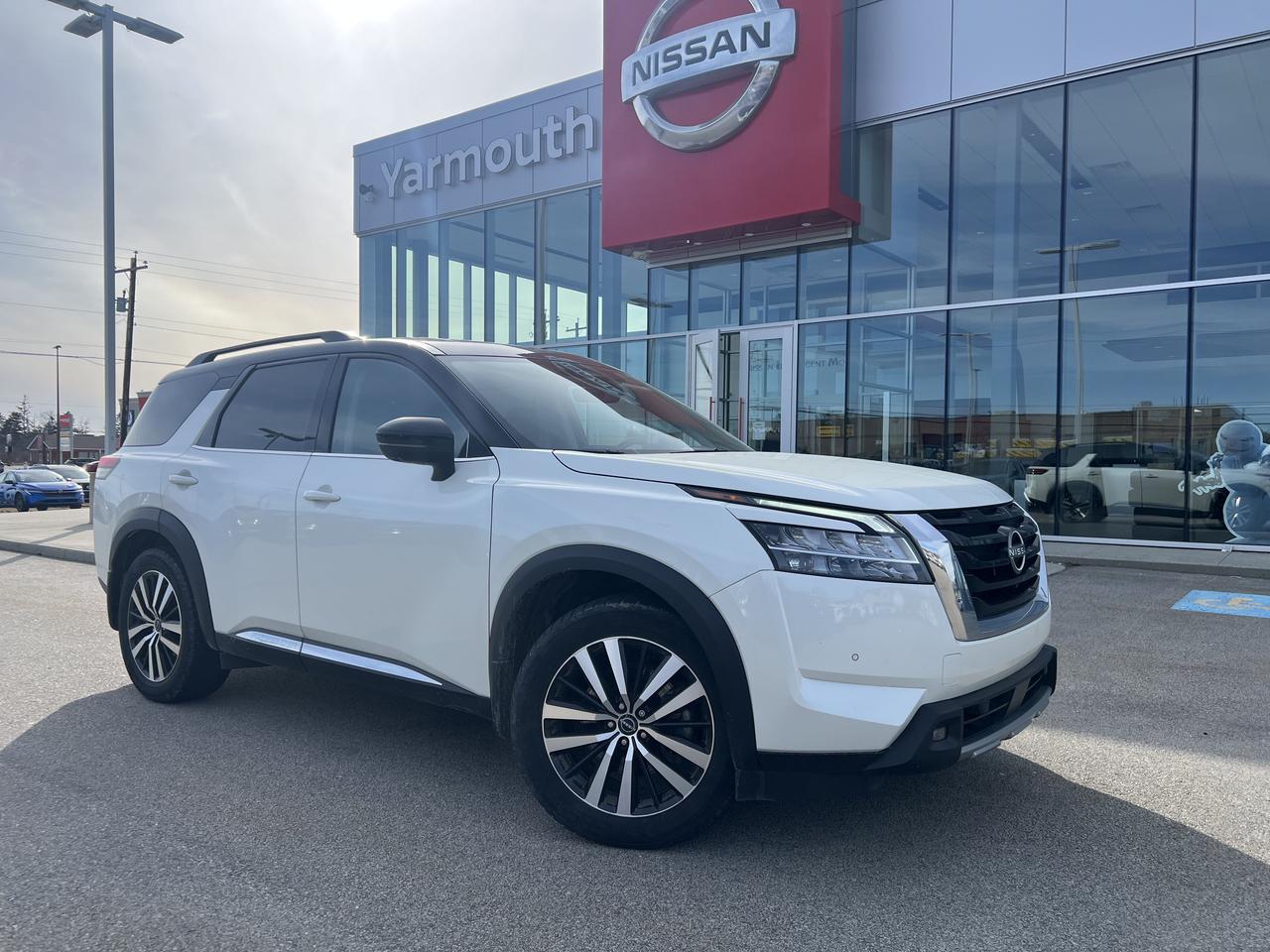 2024 Nissan Pathfinder Platinum CAPTAINS CHAIRS - TWO TONE