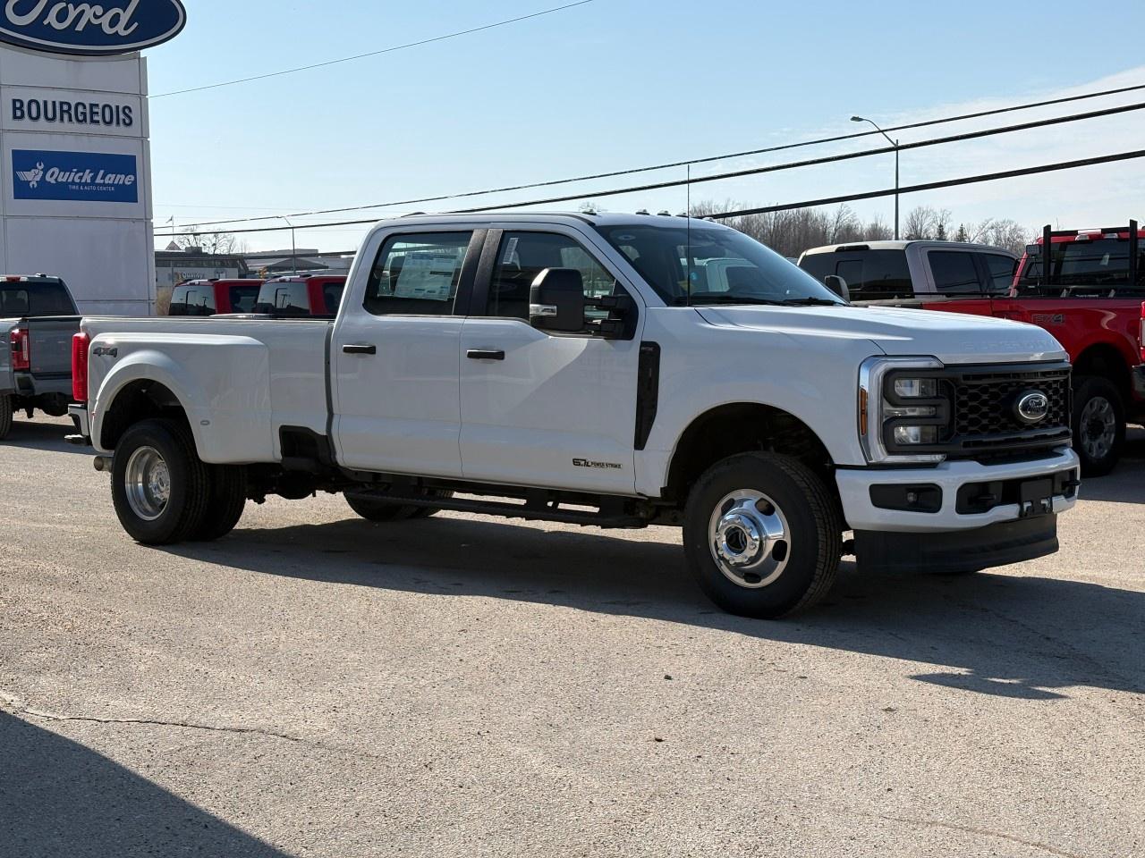 2026 Ford F-350 Super Duty DRW XL 4WD Crew Cab 8' Box Photo4