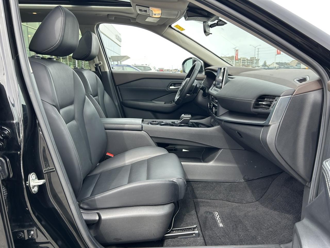 2023 Nissan Rogue SV Photo