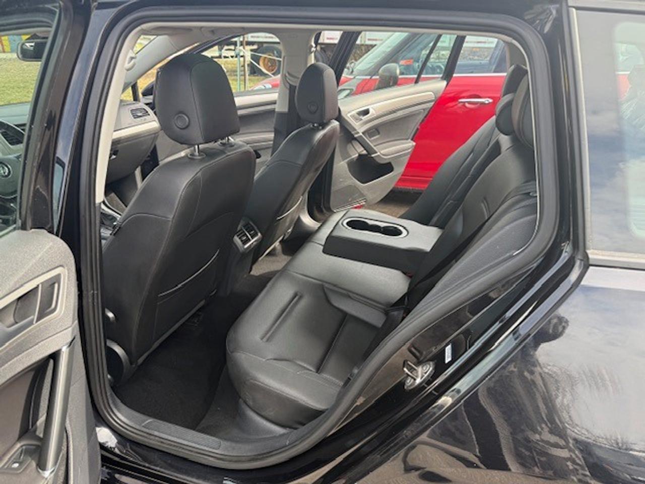 2016 Volkswagen Golf Sportwagen TSI Photo2