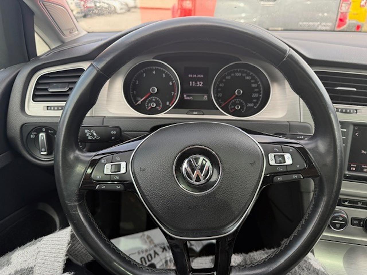 2016 Volkswagen Golf Sportwagen TSI Photo