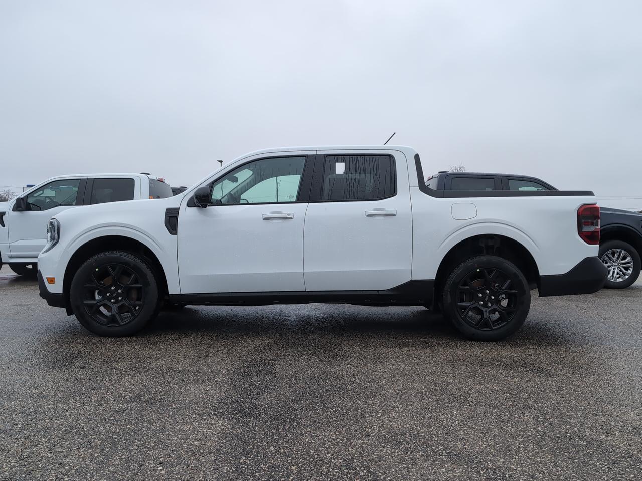 2026 Ford Maverick Lariat SuperCrew Hybrid AWD Photo2