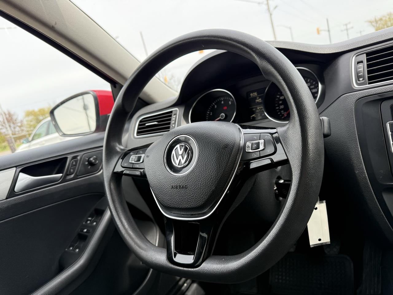 2015 Volkswagen Jetta 4dr 1.8 TSI Man Comfortline Photo