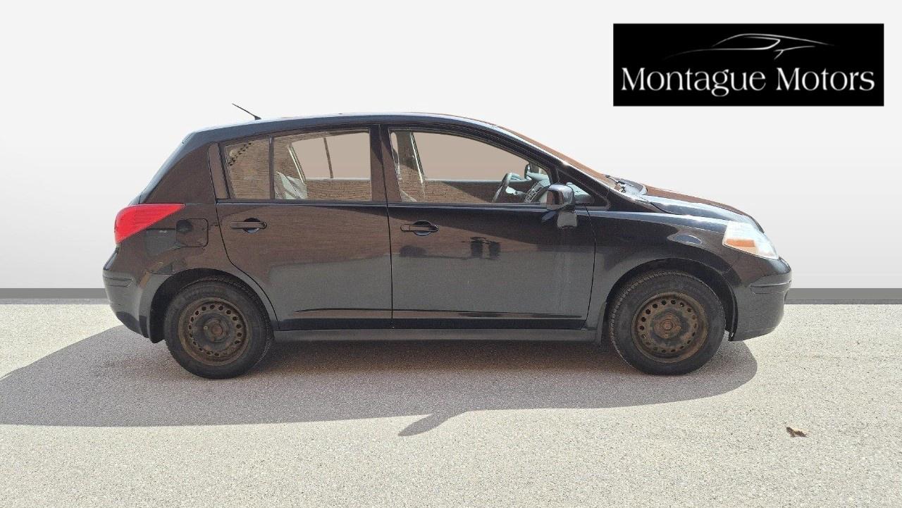 2011 Nissan Versa 5dr HB I4 Auto 1.8 S Photo
