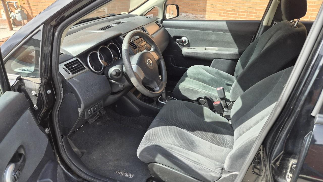 2011 Nissan Versa 5dr HB I4 Auto 1.8 S Photo