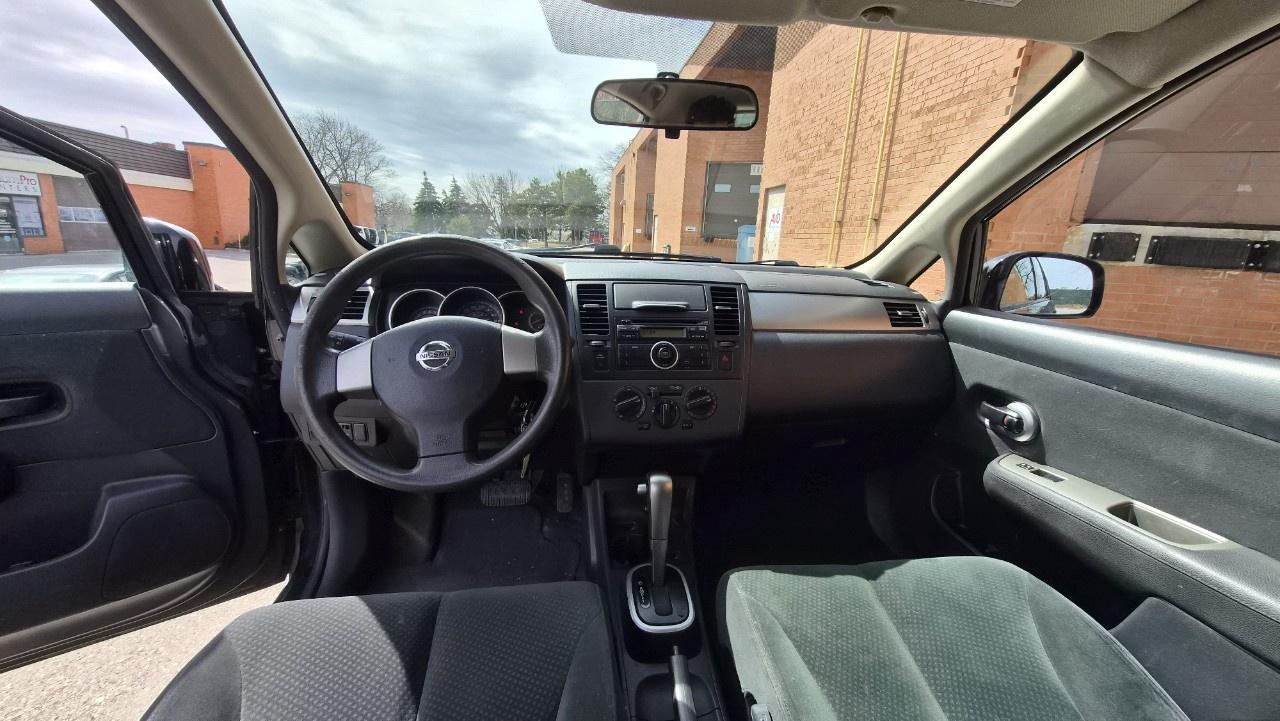 2011 Nissan Versa 5dr HB I4 Auto 1.8 S Photo