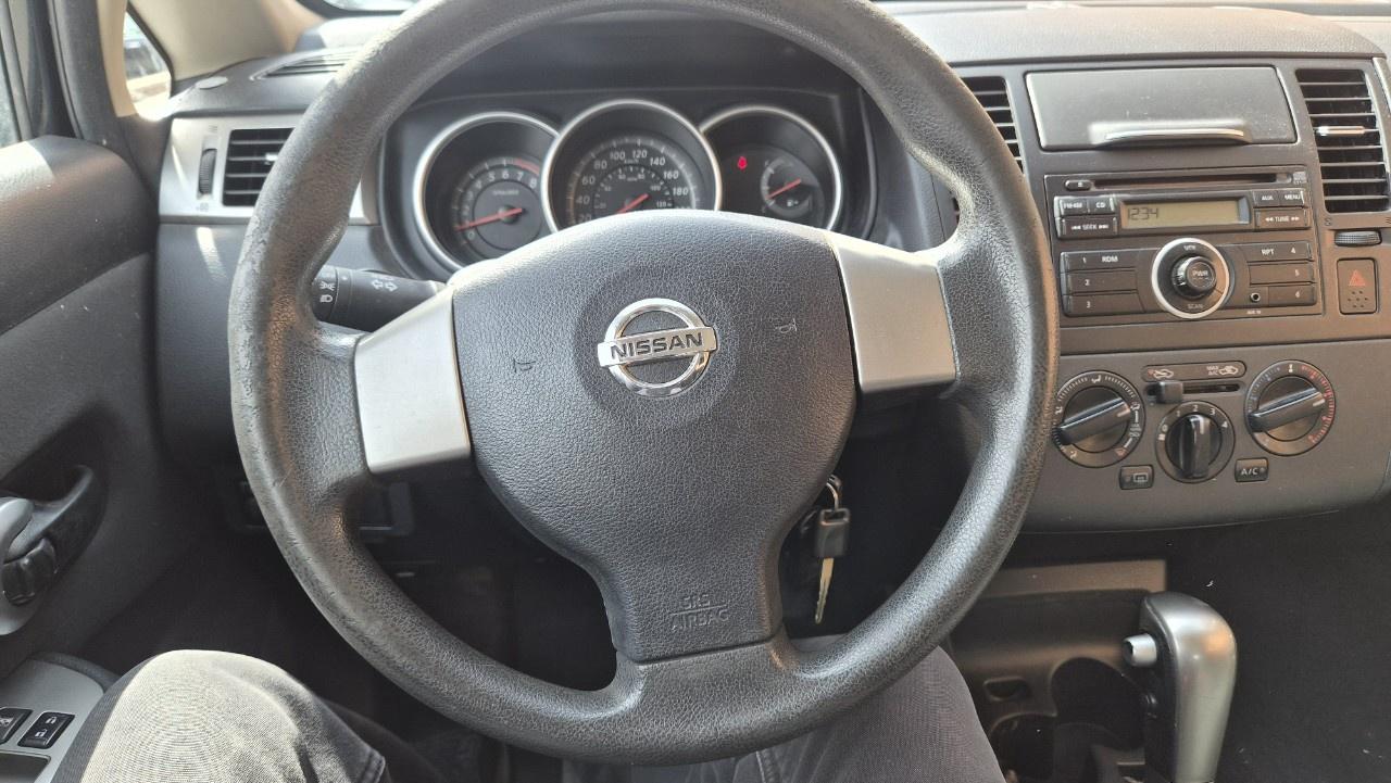 2011 Nissan Versa 5dr HB I4 Auto 1.8 S Photo