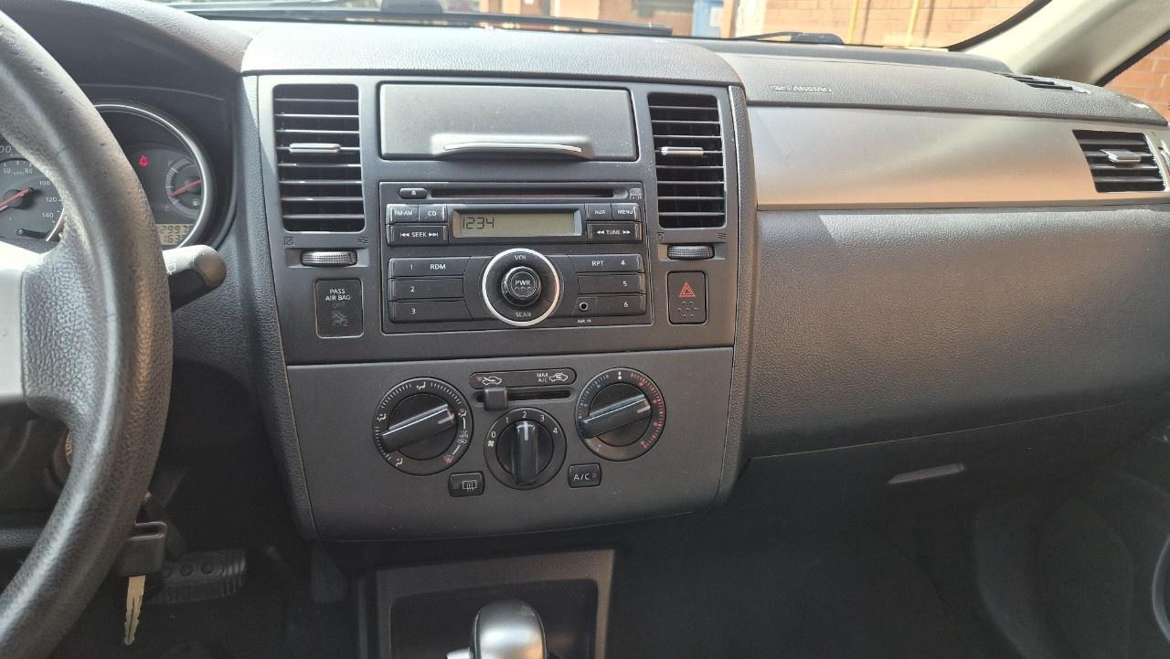 2011 Nissan Versa 5dr HB I4 Auto 1.8 S Photo