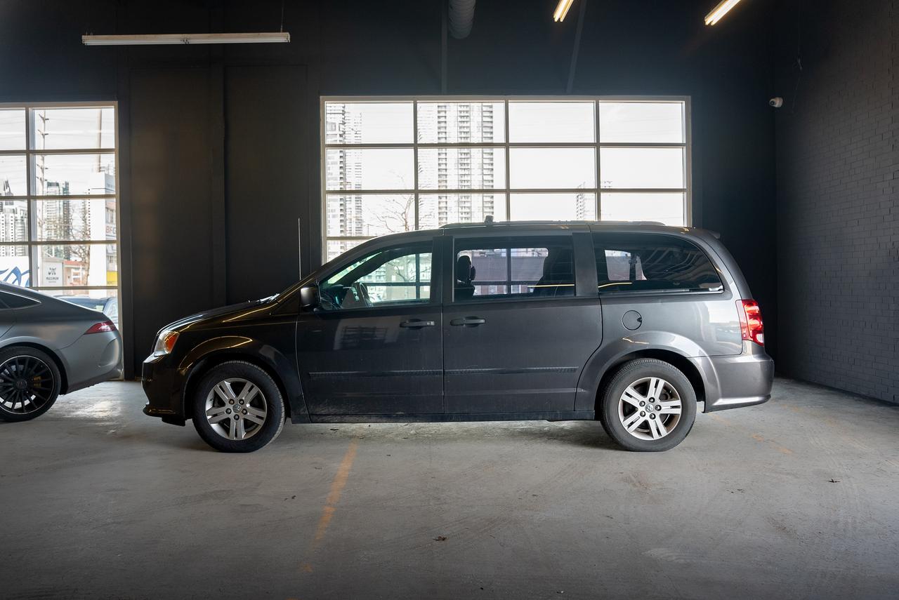 2016 Dodge Grand Caravan Canada Value Package| CLEAN CAR| CLEAN TITLE| Photo2